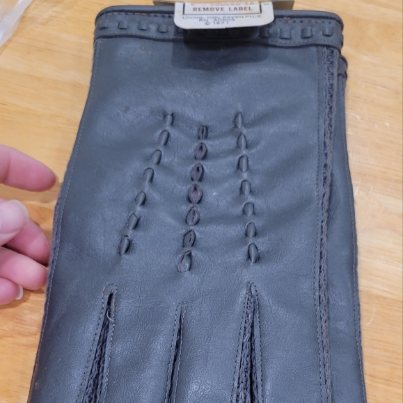 Gloves - Picture 5 of 5